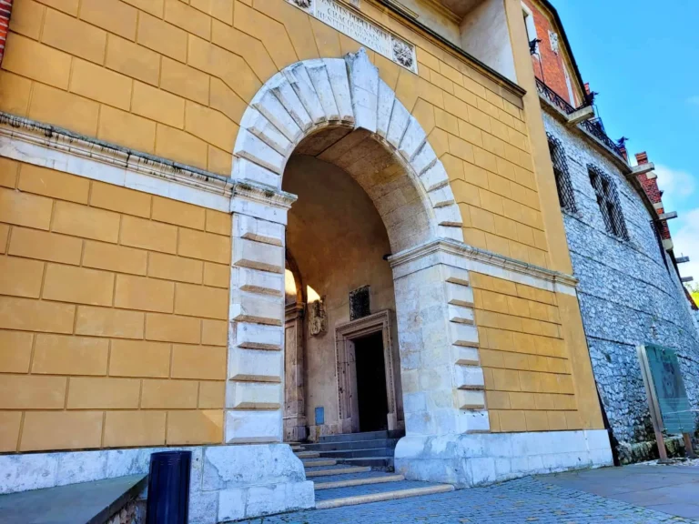 wejście na krużganek na wawelu