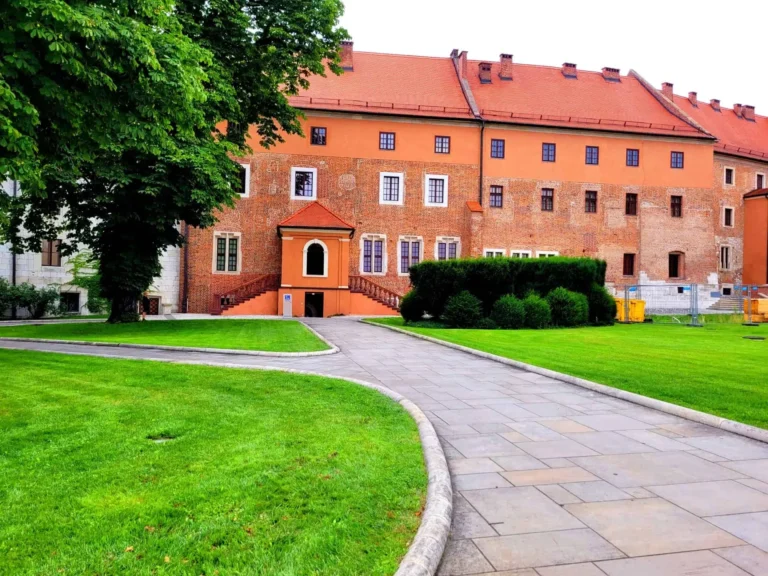wawel w krakowie, zielona trawa, ogród, darmowy listopad 2025