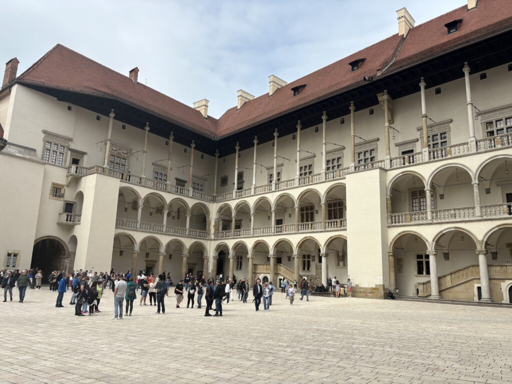 wawel, dziedziniec arkaodyw, zwiedzanie wawelu, Atrakcje w Krakowie, Wakacje 2026, Zwiedzanie Wawelu,
Zwiedzanie Wawelu z przewodnikiem, Wakacje w Krakowie 2026, Wawel bilety online