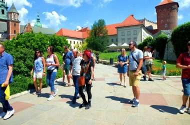 turyści zwiedzają wawel